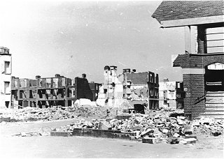 Raketinslag op 1 januari 1945 in de Indigostraat hoek Kamperfoeliestraat met zicht op de Rabarberstraat. Foto door H.C. Mojet. Verzameling HGA, fotonr. 1944 XII 3. Postbus 12600, 2500 DJ  Den Haag.