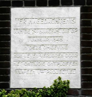 Plaquette Indigostraat ter nagedachtenis aan de 24 burgers die op 1 januari 1945 in deze omgeving hun leven verloren door het ontijdig ontploffen van een V2 projectiel. Foto door J. Borsboom. Verzameling J. Borsboom, Almere