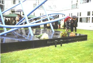 Monument ter nagedachtenis van het bombardement op 3 maart 1945. Foto W.E.J. Tjeenk Willink. Verzameling W.E.J. Tjeenk Willink.