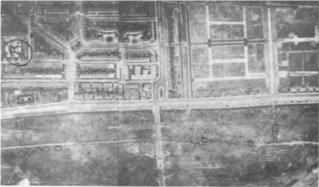 Omcirkeld op deze spionagefoto de plekken in het Haagse Bos waar de Duitse V 2's lagen te wachten op lancering. Centraal op de foto is het Willem Witsenplein zichtbaar. Foto Archief RAF.