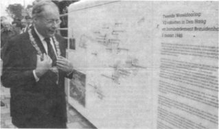 De door burgemeester Deetman onthulde plaquette bij de Schenkkade staat er op initiatief van Jos Borsboom. Diens ouders ontvluchtten het Bezuidenhout vlak voor 3 maart 1945. Foto J. Zorgman.  Verzameling HGA. Postbus 12600, 2500 DJ  Den Haag